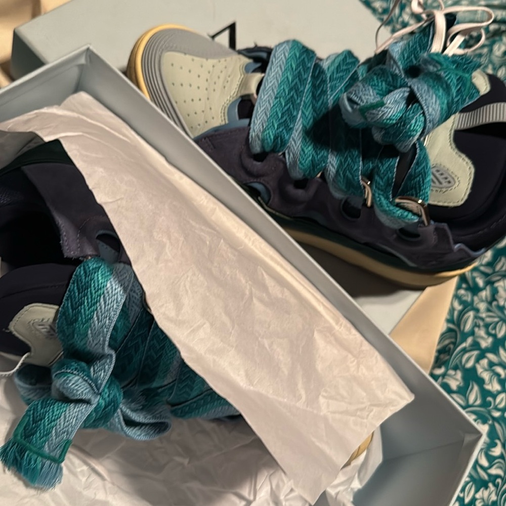 Used shoe but in great condition. Only wore them 1 time.